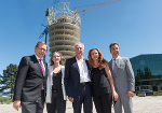 v.l.: Wirtschaftslandesrat Dr. Christian Buchmann, Elisabeth, Ing. Hans und Birgit Höllwart (SFL technologies), Bürgermeister Mag. Siegfried Nagl. © Green Tech Cluster