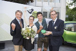 v.l.: WKO Steiermark Präsident Josef Herk (l.) und Wirtschaftslandesrat Christian Buchmann (r.) zeichnen die beruflichen Nachwuchsstars aus, hier zu sehen die Floristin Melanie Krenn und der Elektrotechniker Franz Maier. 