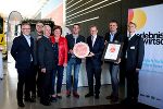 v.l.: Gerhard Kröll (Madison Werbeagentur), Eberhard Schrempf (Creative Industries Styria), Josef Ressenig (Ressenig Fahrzeugbau), Eva Leitold (Bürgermeisterin von Kobenz), Stefan Ressenig (Ressenig Fahrzeugbau), Christian Buchmann (Wirtschaftslandesrat), Christian Ressenig (Ressenig Fahrtzeugbau), Wilhelm Eisner (Ressenig Fahrzeugbau). © CIS/Raneburger v.l.: Gerhard Kröll (Madison Werbeagentur), Eberhard Schrempf (Creative Industries Styria), Josef Ressenig (Ressenig Fahrzeugbau), Eva Leitold (Bürgermeisterin von Kobenz), Stefan Ressenig (Ressenig Fahrzeugbau), Christian Buchmann (Wirtschaftslandesrat), Christian Ressenig (Ressenig Fahrtzeugbau), Wilhelm Eisner (Ressenig Fahrzeugbau).