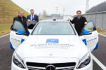 v.l.: Christian Buchmann, Jörg Leichtfried und Michael Schickhofer (v.l.) gaben in Gratkorn den Startschuss für die erste Fahrt eines selbstfahrendes Autos in Österreich. © Jorj Konstantinov