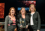 Eva Sigl und Andrea Heinzle (Qualizyme Diagnostics) mit Wirtschaftslandesrätin Barbara Eibinger-Miedl.