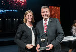 Harald Kastl (EPCOS) mit Wirtschaftslandesrätin Barbara Eibinger-Miedl.