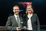 Christian Hill (MedUni, Institut für Biophysik) mit Wirtschaftslandesrätin Barbara Eibinger-Miedl.