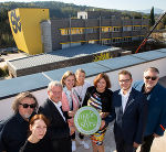 v.l. Tomi Bobinec und Bianca Höller (Studio bleifrei), Harald Strobl (Geschäftsführung Strobl Bau-Holzbau), Barbara Eibinger-Miedl (Wirtschaftslandesrätin), Ernestine Kulmer (Studio bleifrei), Margit und Simon Strobl (Strobl Bau-Holzbau), Eberhard Schrempf (Creative Industries Styria).