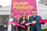 v.l.: Stefan Windisch (Geschäftsführer XTEC), Barbara Eibinger-Miedl (Landesrätin für Wirtschaft, Tourismus, Europa, Wissenschaft und Forschung), Eberhard Schrempf (Geschäftsführer Creative Industries Styria) eröffneten die „Styrian Products“.