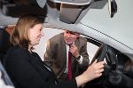 Landesrätin Barbara Eibinger-Miedl und Jost Bernasch beim neuen Human Centered Driving Simulator.