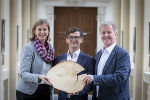 Wirtschaftslandesrätin Barbara Eibinger-Miedl (l.) und ProHolz-Obmann Paul Lang (r.) mit dem neuen Geschäftsführer des Holzcluster Steiermark Christian Tippelreither. © proHolz Steiermark/Lunghammer