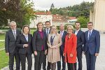 v.l.: Karlheinz Rüdisser (Landesstatthalter Vorarlberg), Patrizia Zoller-Frischauf (Wirtschaftslandesrätin Tirol), Barbara Eibinger-Miedl (Wirtschaftslandesrätin Steiermark), Peter Hanke (Wirtschaftsstadtrat Wien), Margarete Schramböck (Wirtschaftsministerin), Wilfried Haslauer (Landeshauptmann Salzburg), Petra Bohuslav (Wirtschaftslandesrätin Niederösterreich), Sebastian Schuschnig (Wirtschaftslandesrat Kärnten), Markus Achleitner (Wirtschaftslandesrat Oberösterreich). © Fischer