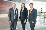 Landesrätin Barbara Eibinger-Miedl und IV-Präsident Georg Knill mit Thomas Becker (Leiter Politik und Außenbeziehungen von BMW).