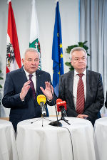 LH Hermann Schützenhöfer und LH-Stv. Anton Lang unterstützen die rasche Hilfe. © Foto: steiermark.at/Streibl LH Hermann Schützenhöfer und LH-Stv. Anton Lang unterstützen die rasche Hilfe.