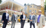 Das Zentrum für Wissens- und Innovationstransfer am Campus der Uni Graz nimmt Form an: Maximilian Pammer, Peter Riedler, Barbara Eibinger-Miedl, Bernhard Weber und Martin Polaschek (v.l.) luden zur Gleichenfeier auf die Baustelle in die Schubertstraße 6a. © Uni Graz/Kanizaj