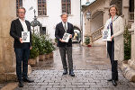 LR Christopher Drexler (l.) und LR Barbara Eibinger-Miedl (r.) mit Wirtschaftsprofessor und Autor Michael Steiner (m.). © Land Steiermark/Streibl; Nutzung bei Quellenangabe honorarfrei