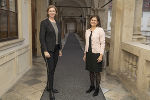 LR Barbara Eibinger-Miedl (l.) und LR Doris Kampus (r.): Mit einer Verordnung wird die Geschäftsöffnung am 19. Dezember in der Steiermark möglich gemacht.