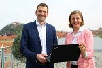 Wirtschaftslandesrätin Barbara Eibinger-Miedl und DIH-Süd-Geschäftsführer Stefan Schafranek freuen sich über das erfolgreiche erste Jahr des Digitalisierungsnetzwerkes für KMU.