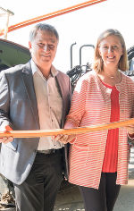 Gerhard Hartinger (Bürgermeister St. Nikolai im Sausal) und Wirtschaftslandesrätin Barbara Eibinger-Miedl © Land Steiermark/Streibl