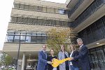 Symbolische Schlüsselübergabe zum neuen Data House am Campus der TU Graz: (v.l.) Hans-Peter Weiss (CEO der Bundesimmobiliengesellschaft BIG), Stefanie Lindstaedt (Institutsleiterin an der TU Graz und Geschäftsführerin des Know Center,) Wirtschafts- und Wissenschaftslandesrätin Barbara Eibinger-Miedl, smaxtec-Gesellschafterin und Start-up-Investorin Kathrin Zenker und Rektor Harald Kainz. © TU Graz/Lunghammer